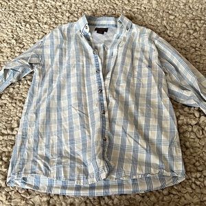 Ariat men’s lightweight button down.